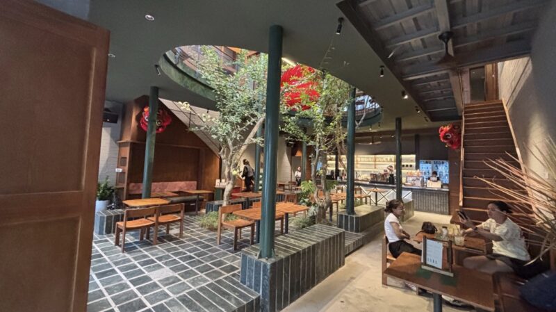 ベトナム・ダナンのおすすめノマドカフェ「Solis Coffee Brunch & Beer」の店内