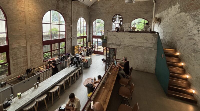 ベトナム・ダナンのおすすめノマドカフェ「Lighthouse Coffee Roaster & Dining」の店内