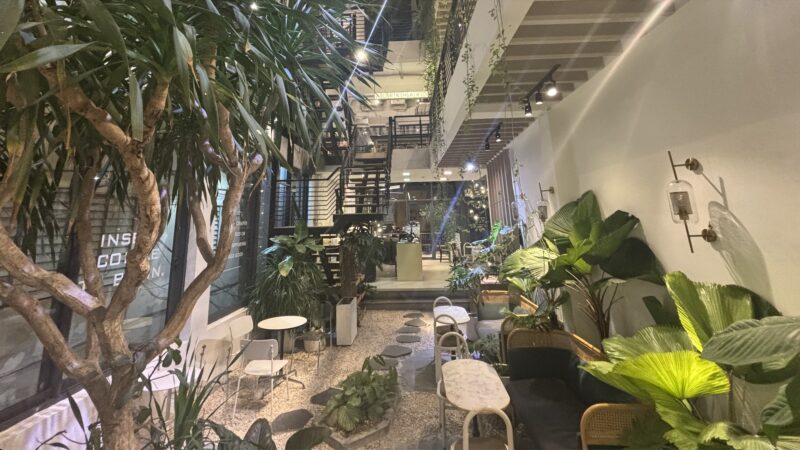 ベトナム店ダナンのおすすめカフェ「WONDERLUST 」の内装
