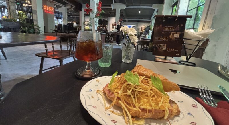 ベトナム・ダナンおすすめノマドカフェ「Xi Nê Bistro & Jazz」のクロワッサンサンド
