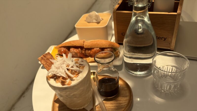 ベトナム・ダナンおすすめノマドカフェ「Zi Coffee & Roastery」のココナッツコーヒーとバインミー