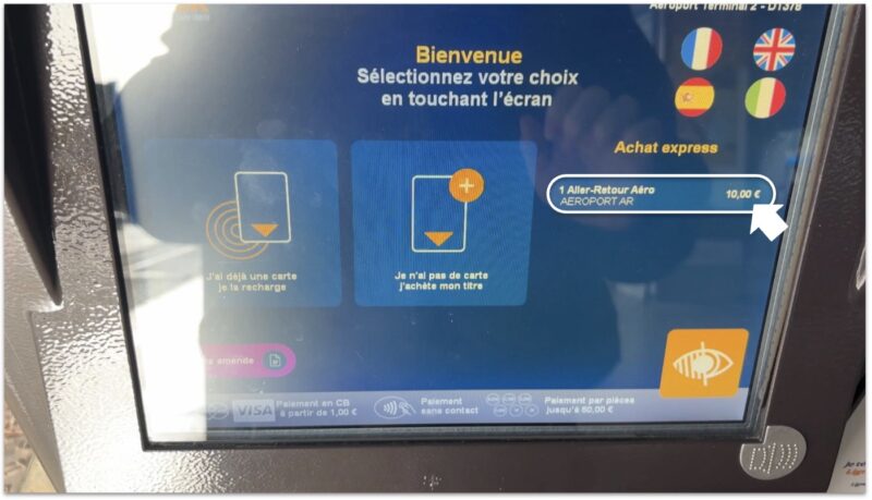 ニース空港の券売機の画面。購入できる乗車券は10€の往復チケットのみ