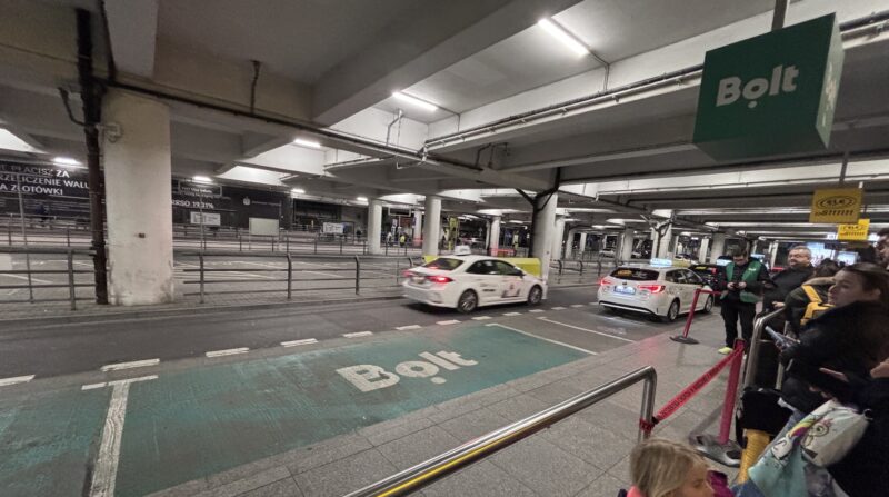 ワルシャワ空港到着ロビー出て正面すぐにあるBolt専用ピックアップエリア
