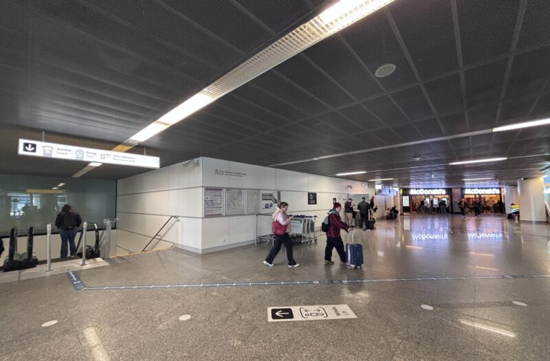 ワルシャワ空港到着ロビーを右方向へ進み、地下鉄駅に向かう道